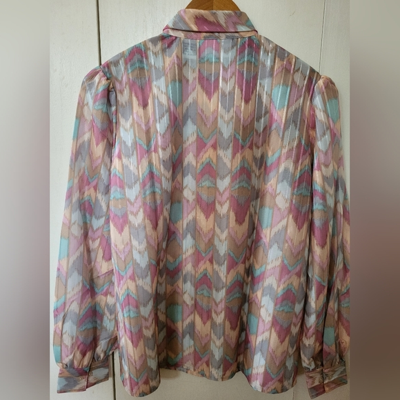 NWOT Queens Way to Fashion Multi Color Chevron Neck Tie Blouse Sz 10 - Picture 2 of 5